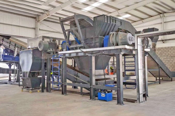 Doppelwellen-Schredder für ein anspruchsvolles Projekt zum Recycling von 10.000 Tonnen Aluminiumschrott pro Jahr im Nahen Osten