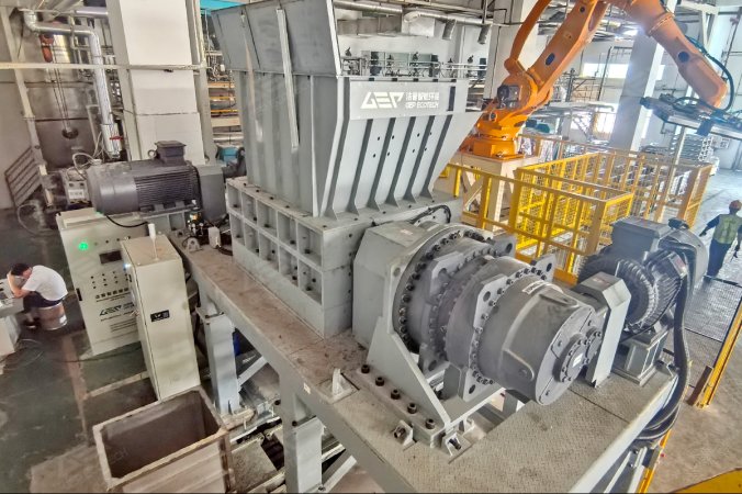 Doppelwellenzerkleinerer im Einsatz in einer CuO-Produktionslinie in Guangdong, China