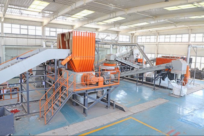 Doppelwellen-Zerkleinerungsanlage im Einsatz bei einem Projekt zur Entsorgung von Textilabfällen in Henan, China