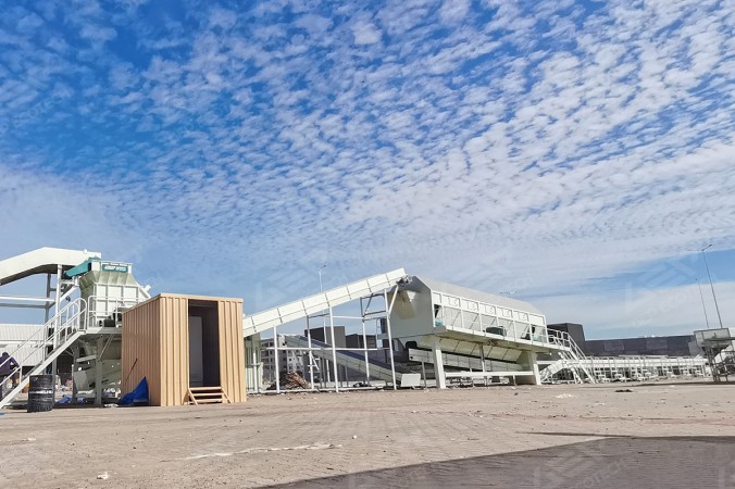 Trommelsieb für ein „Waste-to-Fuel“-Projekt mit einer Kapazität von 50 t/h und zwei Ausläufen im Nahen Osten